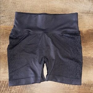 DFYNE Ignite Collection; black. Great glute contour! Makes the booty pop 🍑